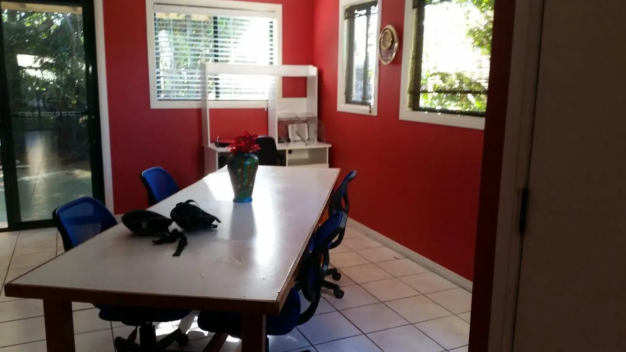 Beachside Queenslander Apartment Scarborough Australia