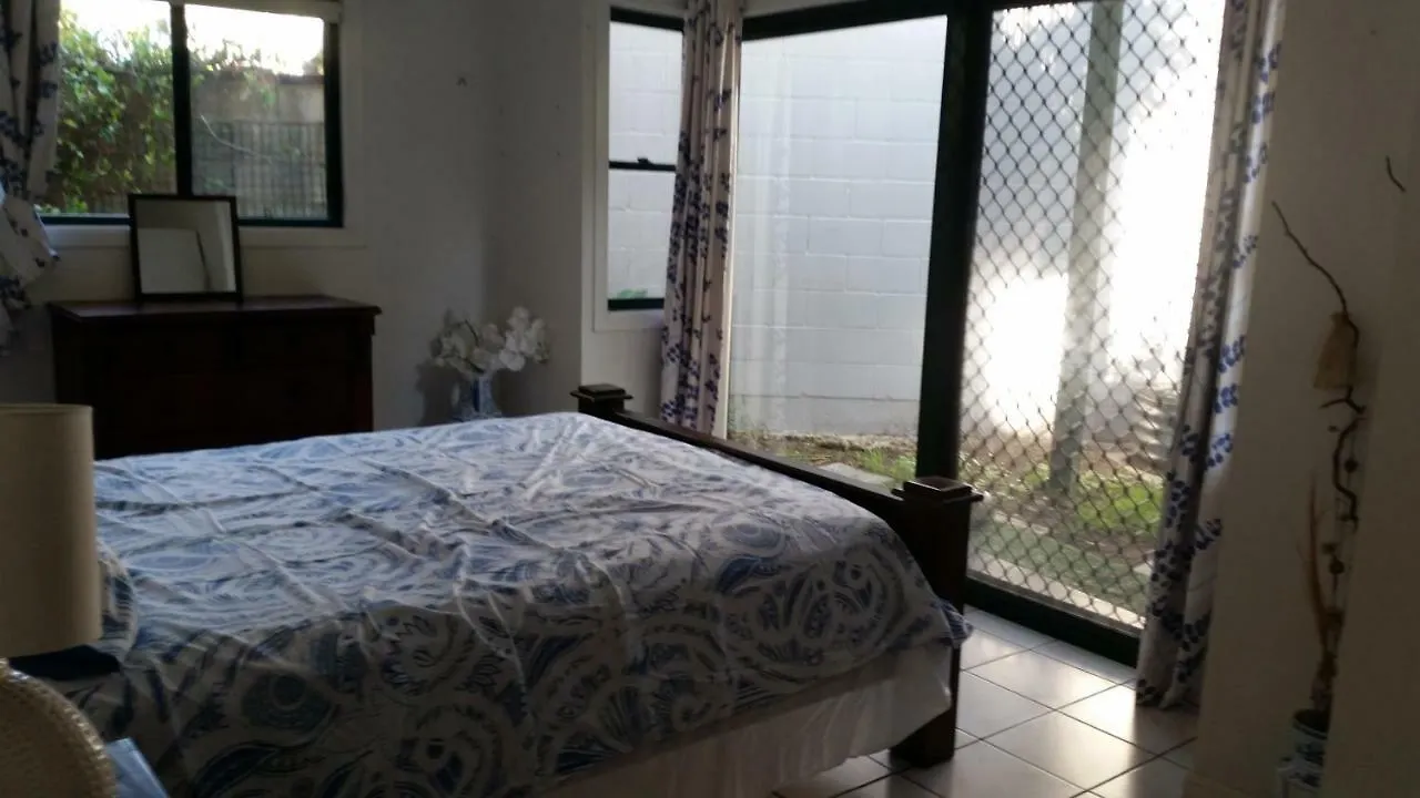 Beachside Queenslander Apartment Scarborough 0*,  Australia